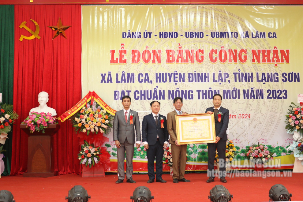 Xã Lâm Ca đón bằng công nhận đạt chuẩn nông thôn mới