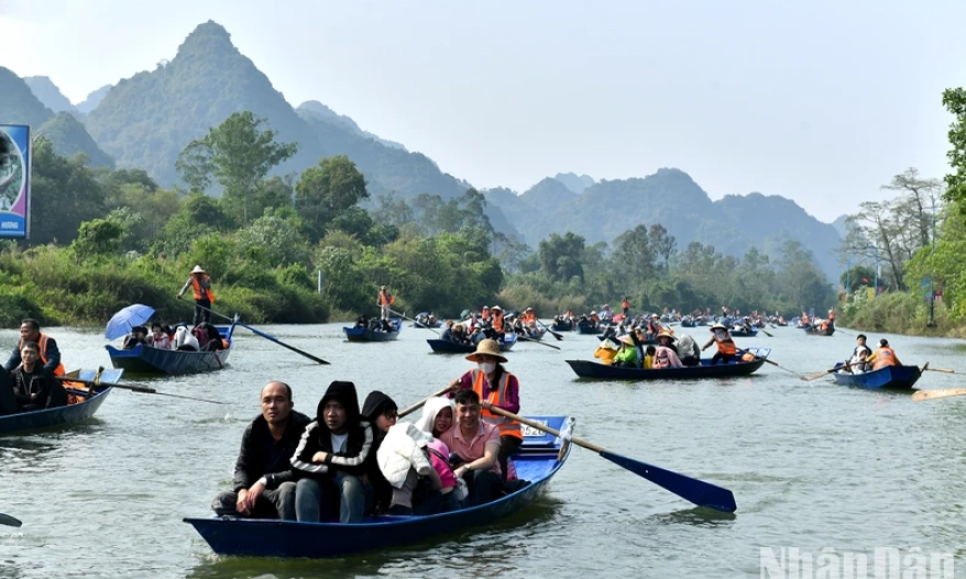 [Ảnh] Hơn 20 nghìn người trẩy hội chùa Hương trong ngày mồng 3 Tết