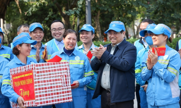 Thủ tướng thăm, tặng quà người lao động làm việc xuyên Tết