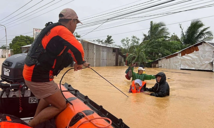 Philippines: Lở đất chôn vùi 2 xe buýt, nhiều người bị thương