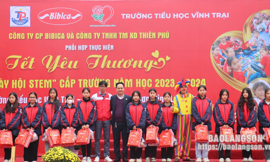 tặng 306 suất quà tết cho học sinh và các gia đình có hoàn cảnh khó khăn trên địa bàn thành phố Lạng Sơn