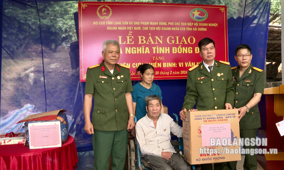 Bàn giao nhà tình nghĩa cho cựu chiến binh có hoàn cảnh khó khăn tại huyện Lộc Bình