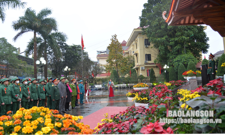 Đoàn đại biểu Thành phố Lạng Sơn dâng hương trước Lễ giao, nhận quân năm 2024