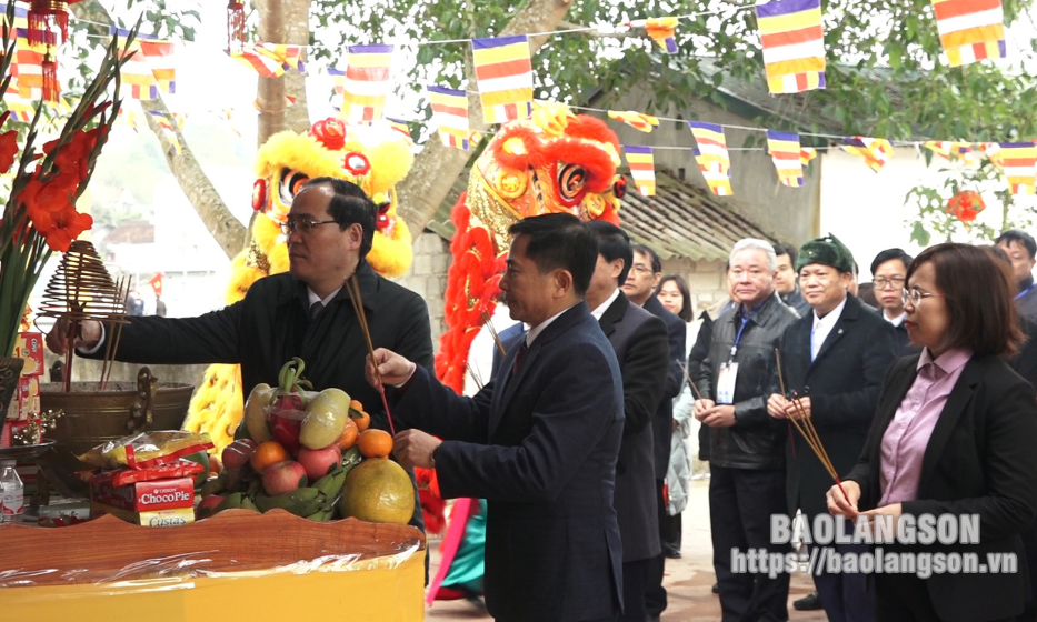 Lãnh đạo UBND tỉnh dự lễ hội chùa Nà Cưởm, thị trấn Na Sầm