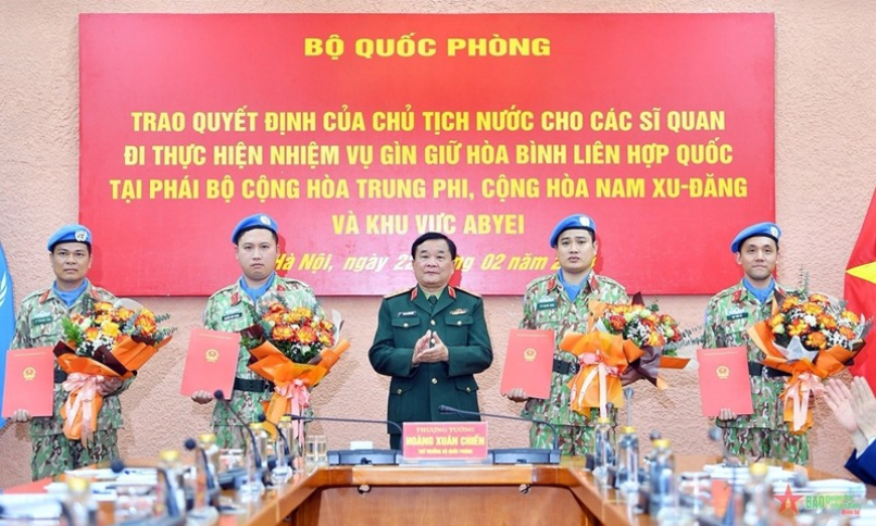 Trao quyết định của Chủ tịch nước cho các sĩ quan đi thực hiện nhiệm vụ gìn giữ hòa bình Liên hợp quốc