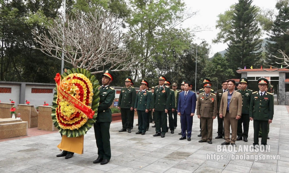 Đại biểu Cựu Chiến binh Mặt trận Lạng Sơn – Quân đoàn 14 viếng Nghĩa trang liệt sĩ huyện Lộc Bình và Văn