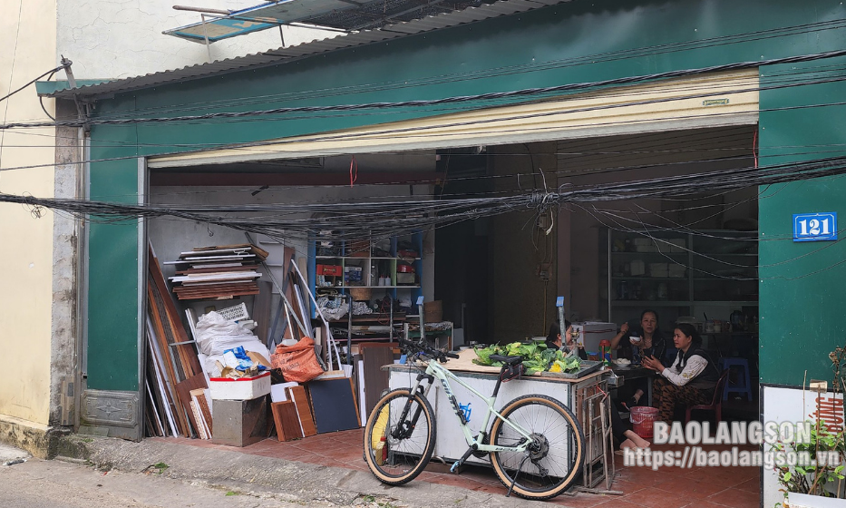 Thành phố Lạng Sơn: Dây cáp viễn thông bị đứt và chùng xuống thấp tiềm ẩn nguy cơ gây mất an toàn