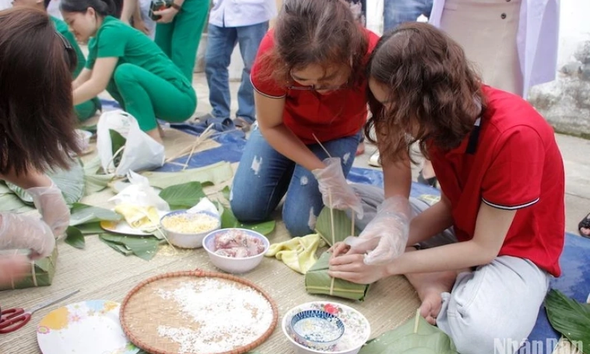 Để ăn bánh chưng không tăng cân ngày Tết