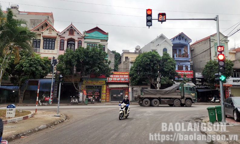 Lắp đặt đèn tín hiệu trên quốc lộ: Góp phần đảm bảo an toàn giao thông