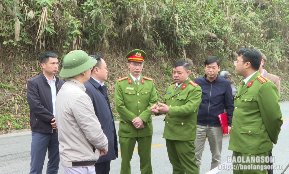 Quốc lộ 4A: Ô tô bán tải lao xuống vực, 2 người tử vong