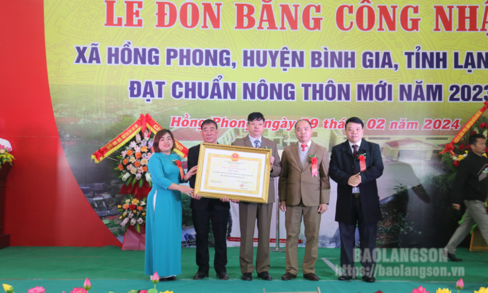 Xã Hồng Phong đón bằng công nhận đạt chuẩn nông thôn mới