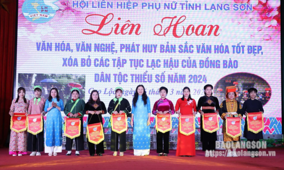 Liên hoan văn hoá, văn nghệ, phát huy bản sắc văn hoá tốt đẹp, xoá bỏ các tập tục lạc hậu