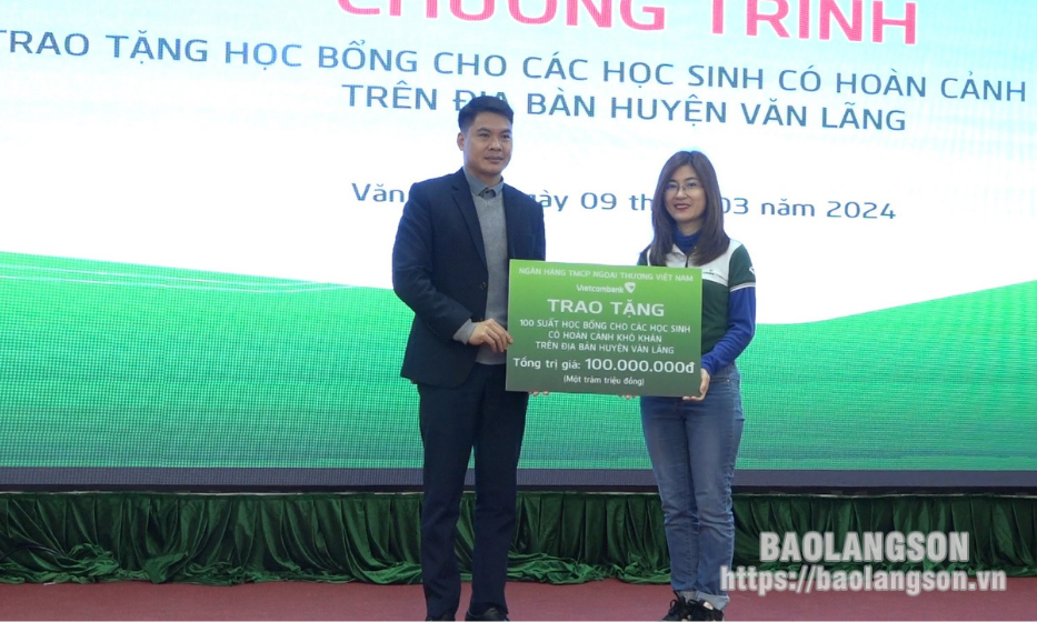 Ngân hàng Thương mại cổ phần Ngoại thương Việt Nam tặng 100 triệu đồng cho học sinh khó khăn tại huyện Văn