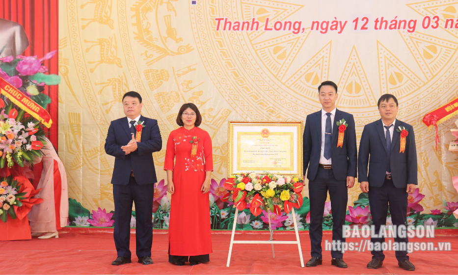 Xã Thanh Long đón bằng công nhận đạt chuẩn nông thôn mới