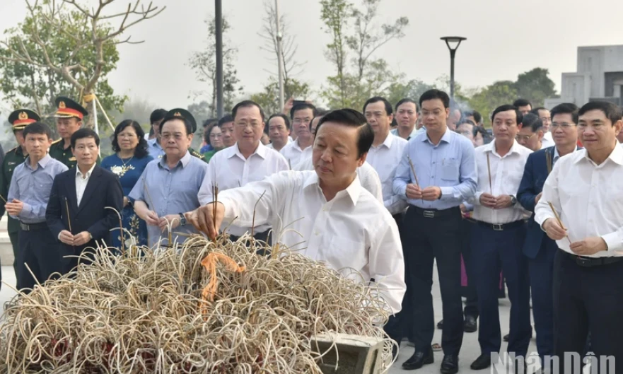 Trần Hồng Hà dâng hương tưởng niệm các Anh hùng liệt sĩ tại chiến trường Điện Biên Phủ và viếng Nghĩa trang