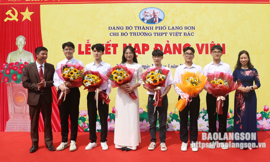 6 học sinh ưu tú của Trường THPT Việt Bắc được kết nạp Đảng 