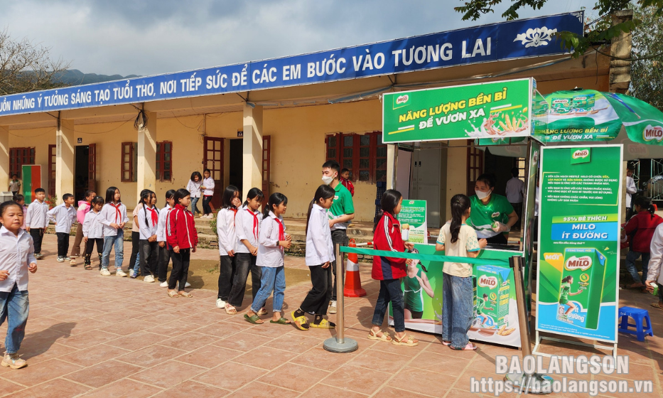 Lộc Bình: Tặng trên 2.000 hộp sữa Nestlé Milo 110ml cho các em học sinh tiểu học