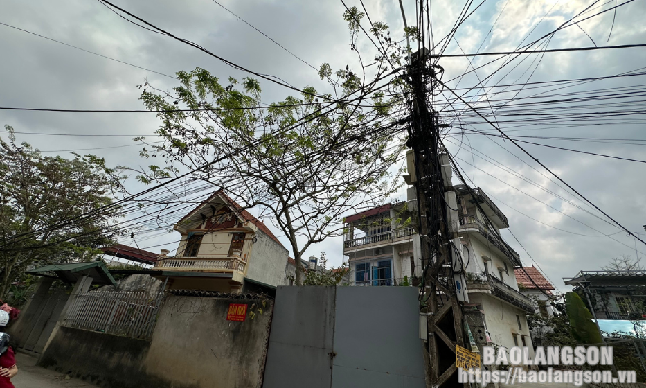 Thành phố Lạng Sơn: Nhiều nguy cơ từ "ma trận" cáp viễn thông