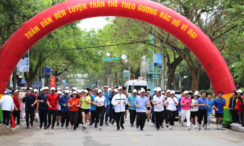 Trên 3.000 cán bộ, học sinh, người dân tham gia Ngày chạy Olympic 