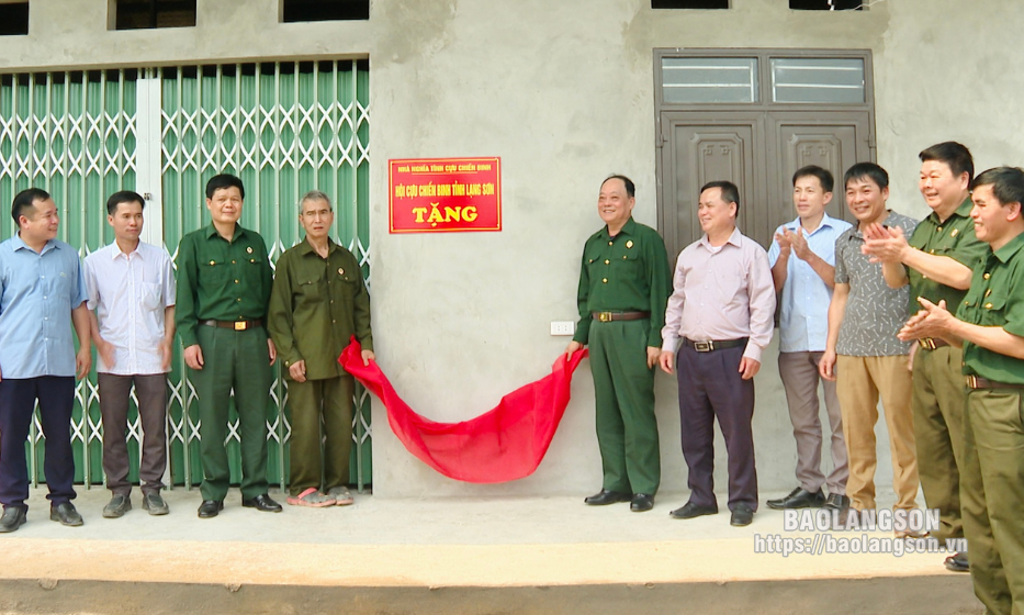 Bàn giao nhà tình nghĩa cho cựu chiến binh có hoàn cảnh khó khăn tại huyện Bắc Sơn