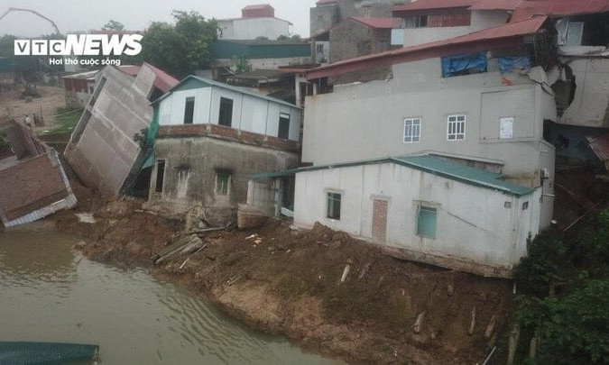 Bắc Ninh: Sáu nhà dân bị sạt lở xuống sông Cầu trong đêm