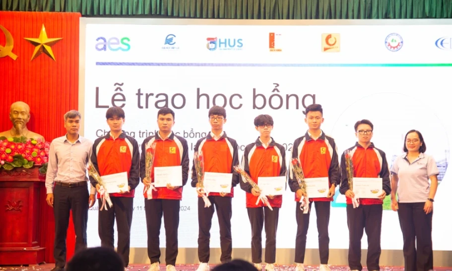 Trao học bổng Năng lượng tương lai cho 30 sinh viên khu vực phía Bắc