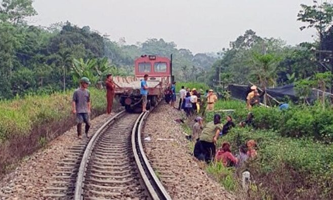 Đi xe đạp điện băng qua đường sắt, hai bé gái ở Lào Cai chết thương tâm