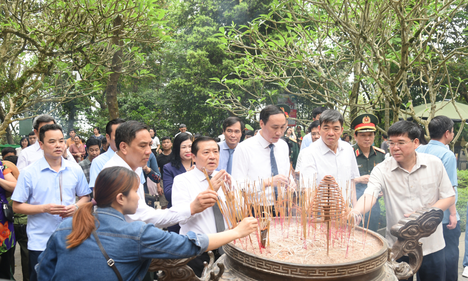 Đoàn đại biểu Ban Tuyên giáo Trung ương dâng hương tưởng nhớ các Vua Hùng