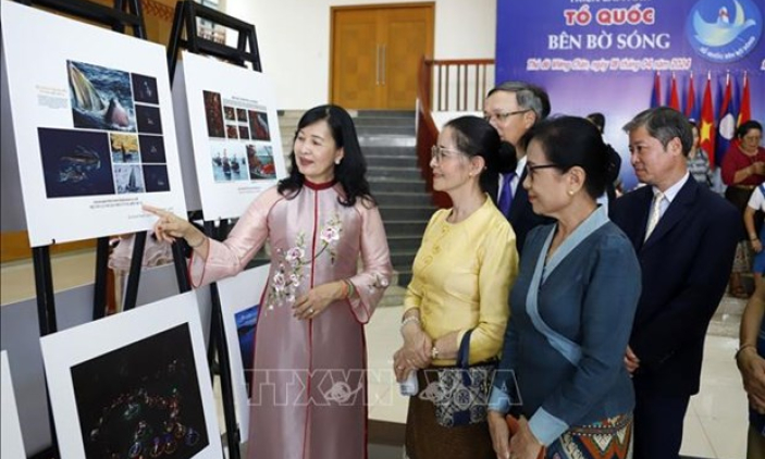 “海浪边的祖国”艺术图片展在老挝开展