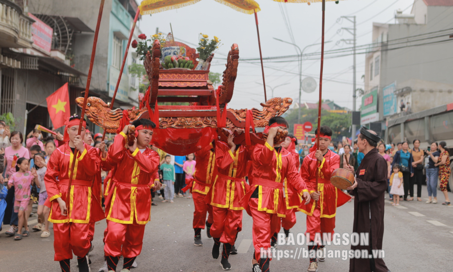 Đông đảo người dân tham gia Lễ hội Đền thờ Mẫu - Đền thờ Quan Lãnh thị trấn Thất Khê