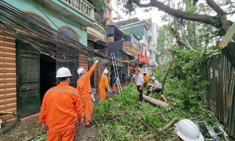 Mưa to kèm dông lốc gây nhiều thiệt hại ở các tỉnh phía Bắc