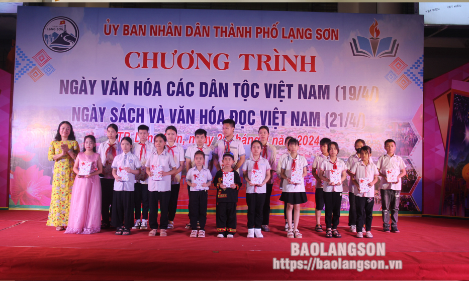 Lang Son City responded to the Vietnam Ethnic Groups' Culture Day, Vietnam Book and Reading Culture Day