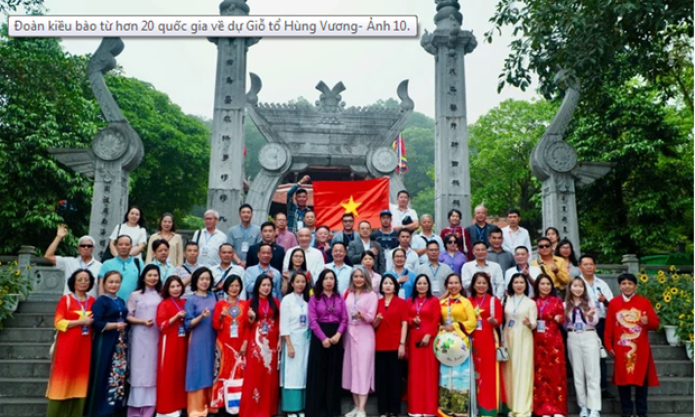 Overseas Vietnamese return home to commemorate legendary nation founders