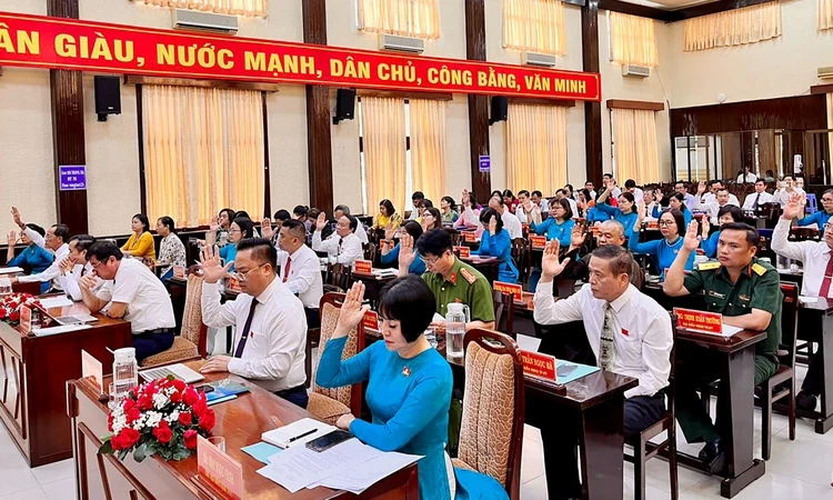 hướng xây dựng, phát triển đất nước-lý luận và thực tiễn: "Tự soi, tự sửa" để thật sự là công bộc của dân