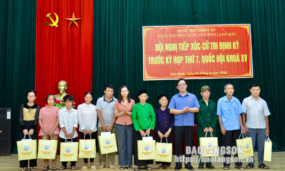 Đoàn Đại biểu Quốc hội tỉnh tiếp xúc cử tri tại huyện Văn Quan