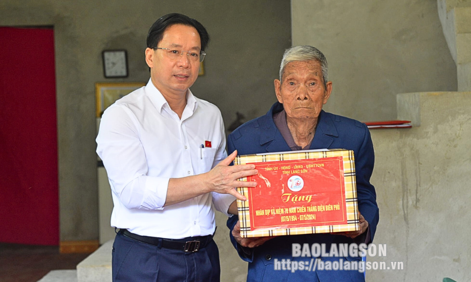 Provincial leaders visit and present gifts to soldiers, young volunteers, and frontline supporters who participated in the Dien Bien Phu campaign