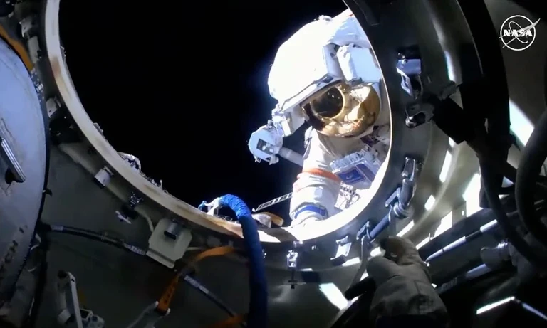Hai phi hành gia Nga hoàn thành chuyến đi bộ hơn 4 tiếng rưỡi ngoài không gian