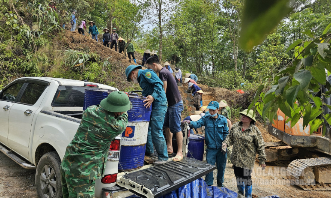 Đồn Biên phòng Pò Mã phối hợp xây dựng hoàn thành công trình đường kiểm tra cột mốc 998