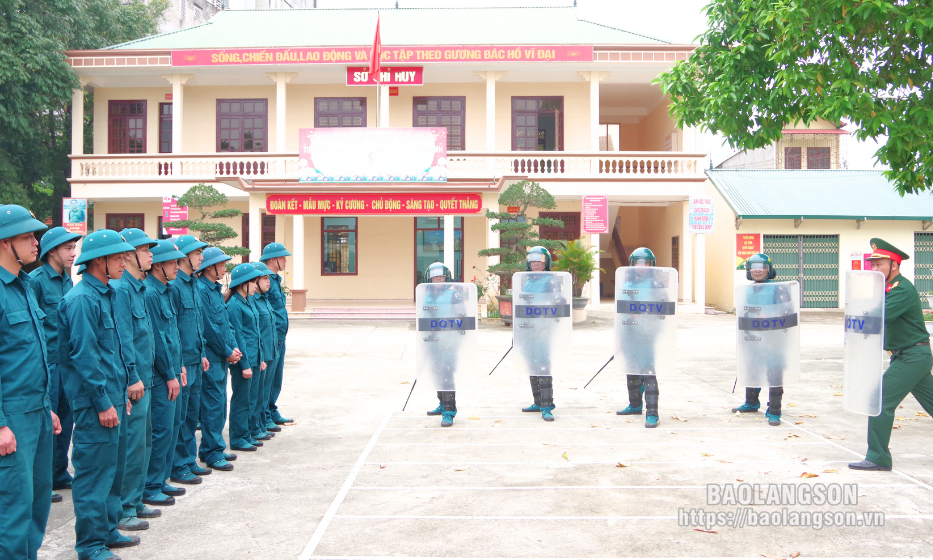 Dân quân tự vệ thành phố Lạng Sơn thi đua huấn luyện giỏi