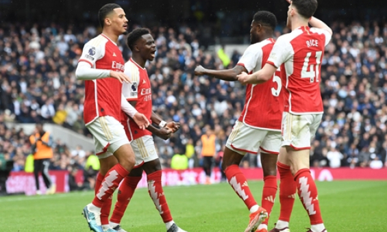 Arsenal thắng chật vật Tottenham