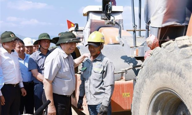 Prime Minister examines expressway projects in central region