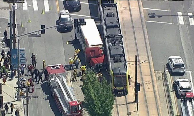 Mỹ: Va chạm giữa tàu điện và xe buýt tại Los Angeles, 55 người bị thương