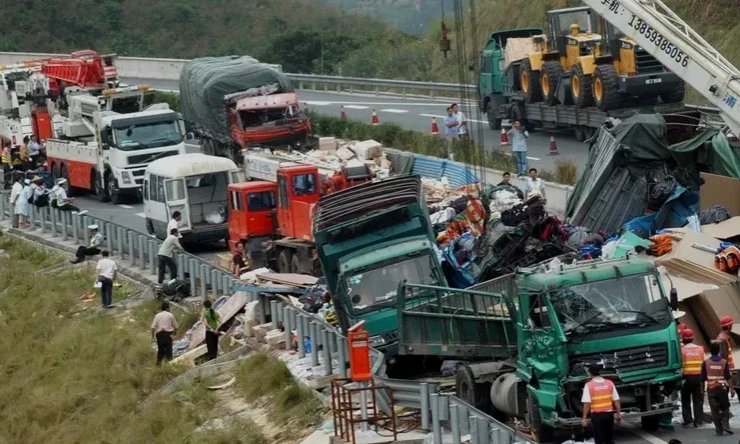 Hàng chục người nhập viện sau vụ sập cao tốc ở miền Nam Trung Quốc
