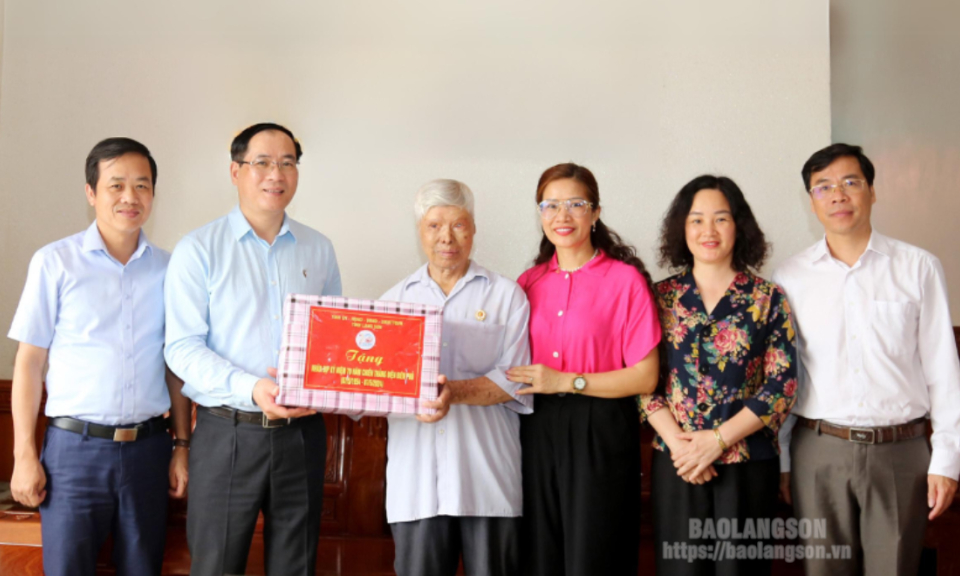 thăm, tặng quà chiến sĩ Điện Biên, thanh niên xung phong, dân công hỏa tuyến trực tiếp tham gia chiến dịch