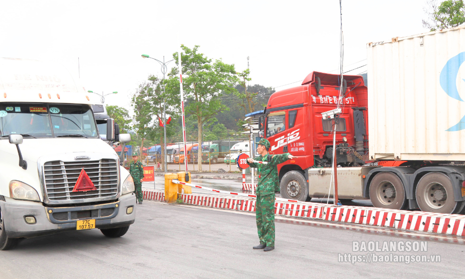 More than 5,300 vehicles carrying goods clear customs through border gates of Lang Son province during the holidays of April 30 and May 1
