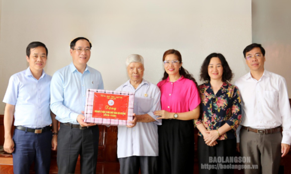 The provincial working group visit and present gifts to Dien Bien soldiers, young volunteers, and frontline workers  who directly participated in the Dien Bien Phu campaign