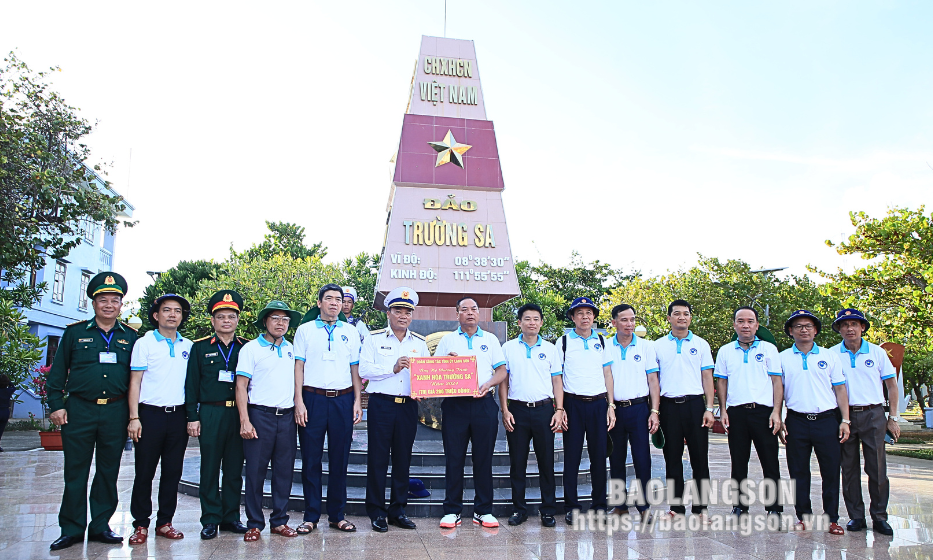 Đoàn đại biểu tỉnh Lạng Sơn thăm, động viên cán bộ, chiến sỹ và Nhân dân trên quần đảo Trường Sa, nhà giàn DK1