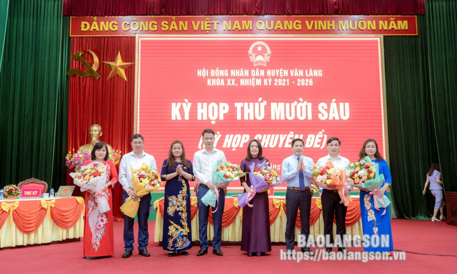 Kỳ họp thứ 16 HĐND huyện Văn Lãng: Biểu quyết thông qua 6 nghị quyết quan trọng về công tác cán bộ và