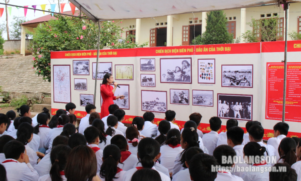 Tuyên truyền lưu động “Kỷ niệm 70 năm chiến thắng Điện Biên Phủ” tại xã Thống Nhất, huyện Lộc Bình