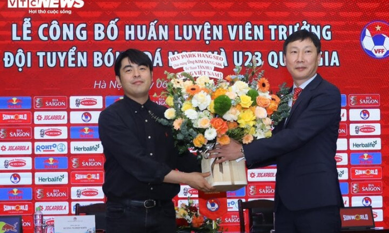 HLV tuyển Việt Nam Kim Sang-sik nhậm chức, ông Park Hang Seo gửi hoa chúc mừng